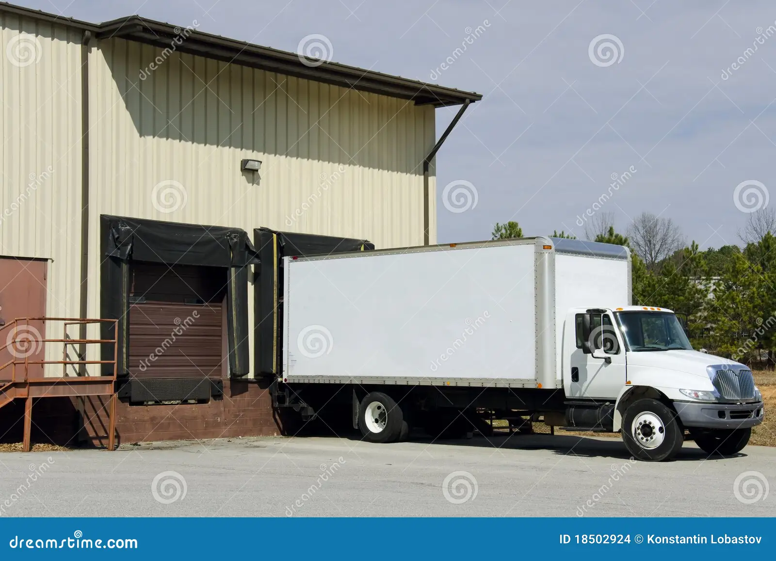 delivery-truck-loading-dock-18502924